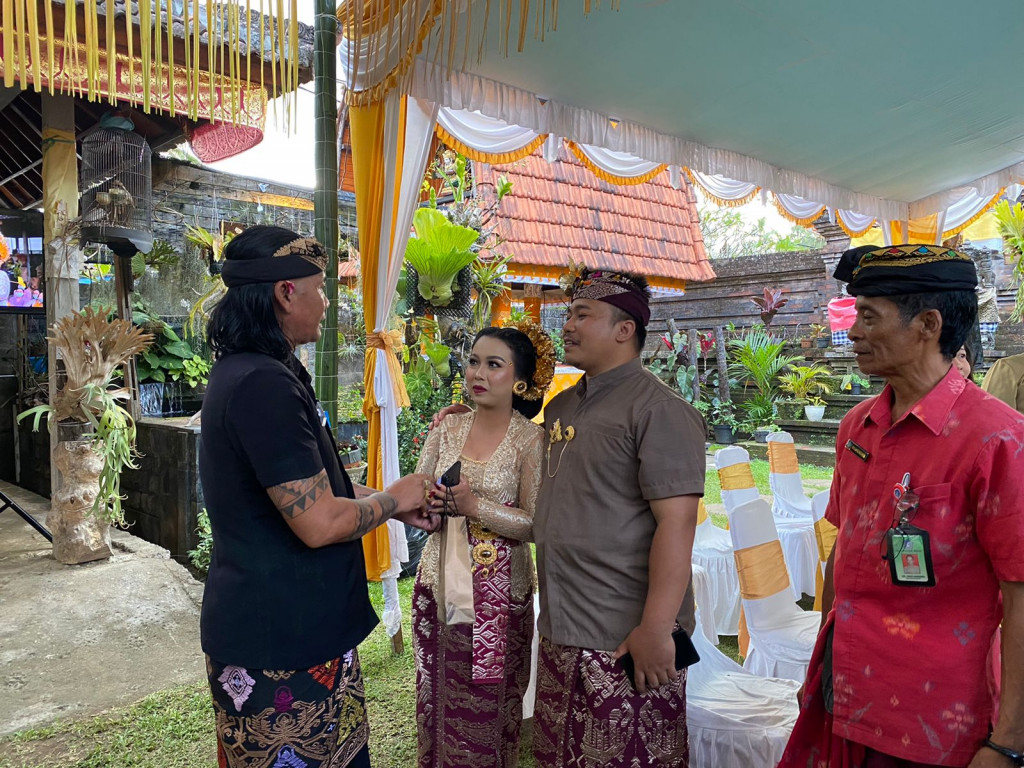 Perbekel Petang Menghadiri Undangan Acara Pawiwahan,di Br Pundung,Pangsan